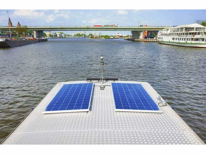 Revolt Régulateur 20 A MPPT-90.app avec 2 panneaux solaires 110 W, supports et câbles – Image 11